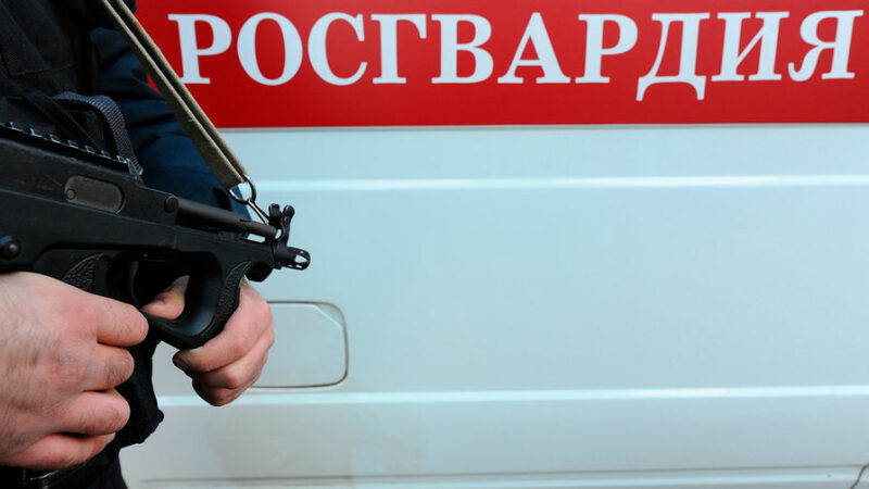 Инспектор ДПС выстрелил в сотрудника Росгвардии с автоматом Калашникова