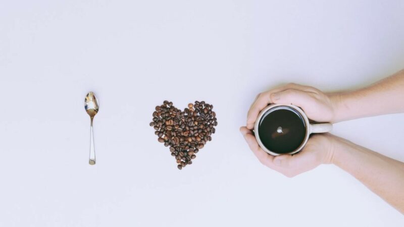 Пейте кофе: он не сбивает сердечный ритм у большинства людей — новости медицины