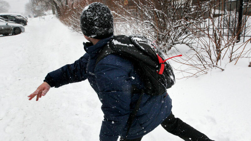 Нижегородские подростки вывели из строя автобус при игре в снежки