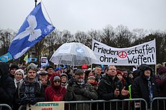 В Берлине тысячи людей вышли протестовать против поставок оружия Киеву
