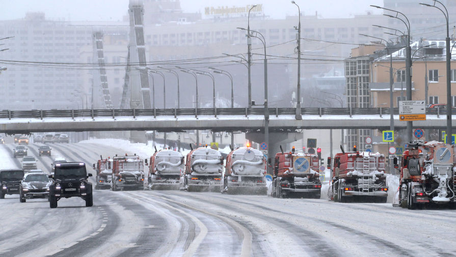 Московских водителей призвали не выезжать на дороги из-за мокрого снега
