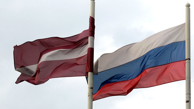 В Латвии пригрозили депортацией 1,1 тыс. россиян — Новости Mail.ru