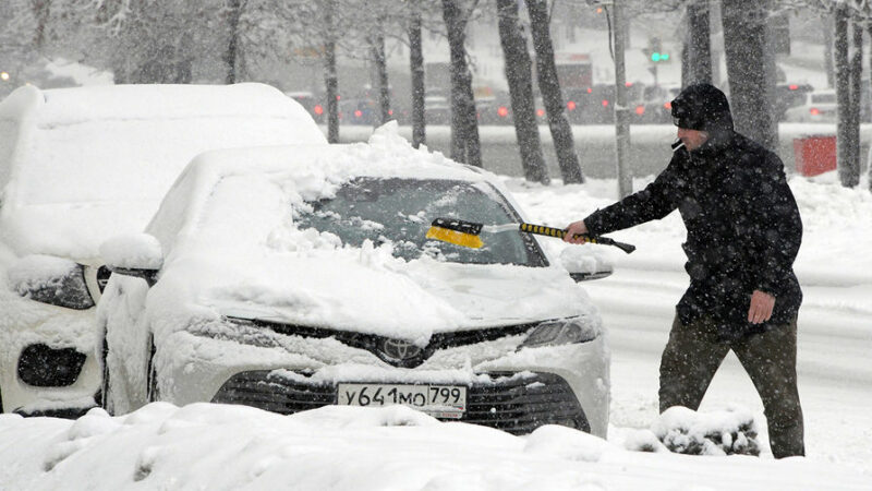 Российским водителям объяснили, как экономить топливо зимой