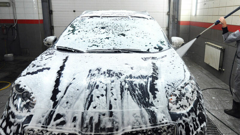 Россиянам рассказали, почему надо регулярно смывать весеннюю грязь с машины